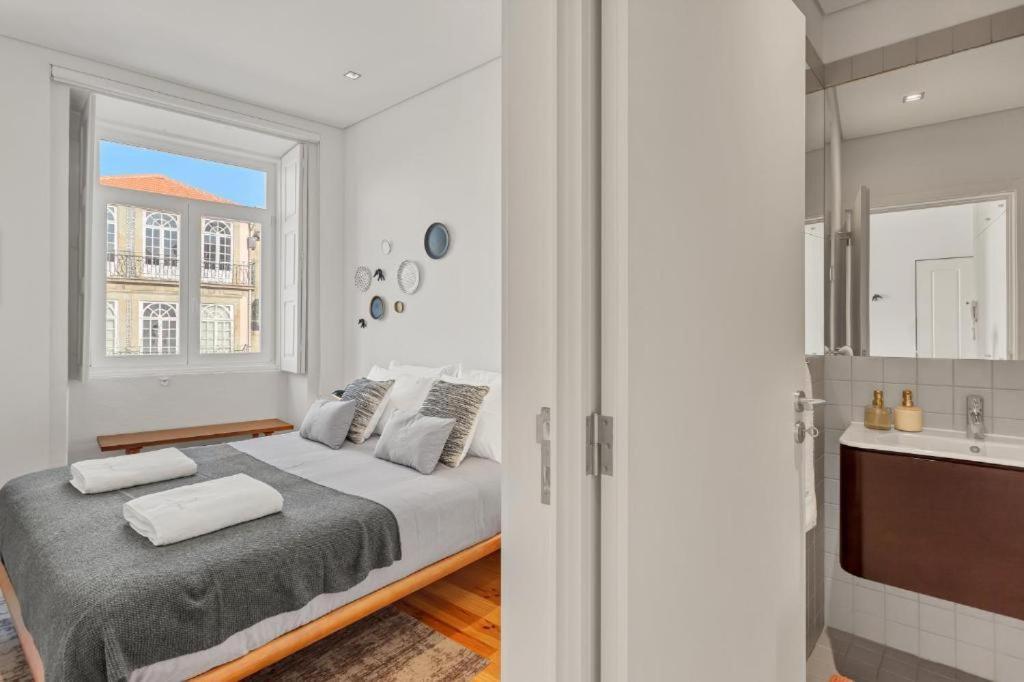 Host Wise - Lovely Shinny Flats With Balcony - Clerigos Apartment Porto