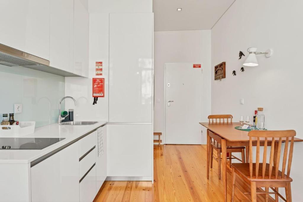 Host Wise - Lovely Shinny Flats With Balcony - Clerigos Apartment Porto