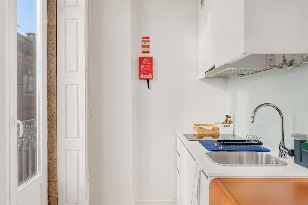 Host Wise - Lovely Shinny Flats With Balcony - Clerigos Porto
