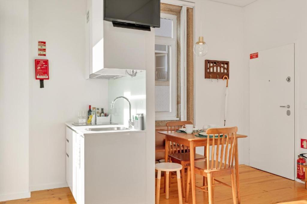 Host Wise - Lovely Shinny Flats With Balcony - Clerigos * Porto