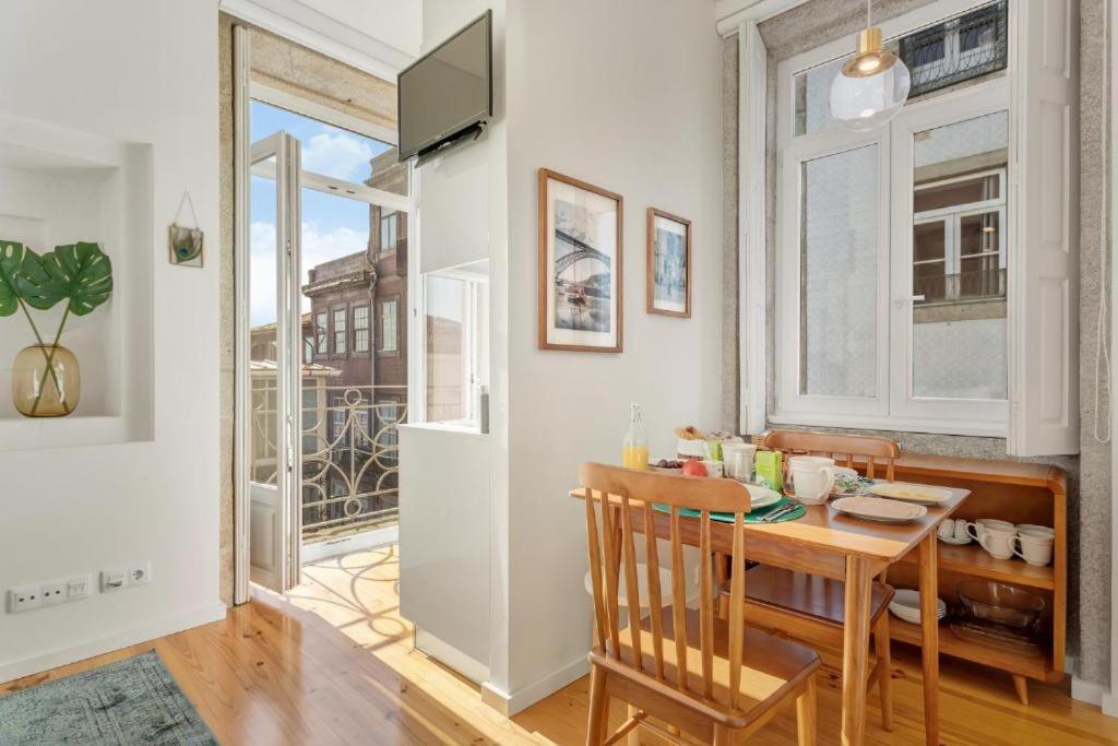 Host Wise - Lovely Shinny Flats With Balcony - Clerigos Apartment Porto