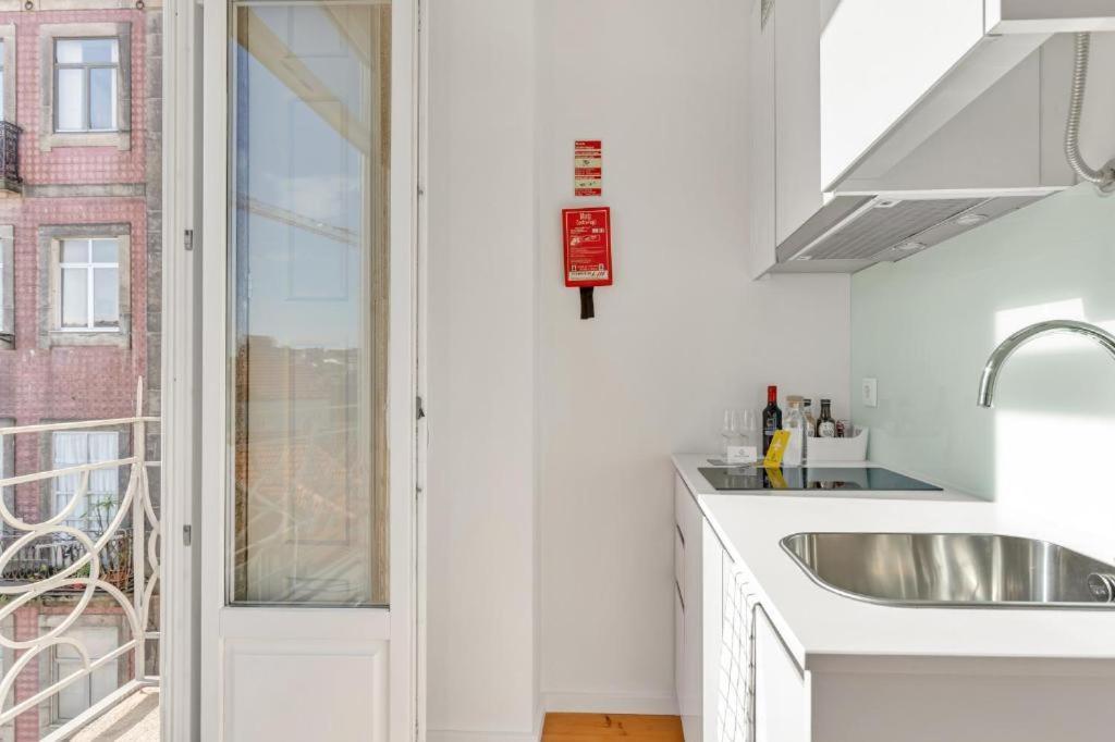 Host Wise - Lovely Shinny Flats With Balcony - Clerigos Apartment Porto