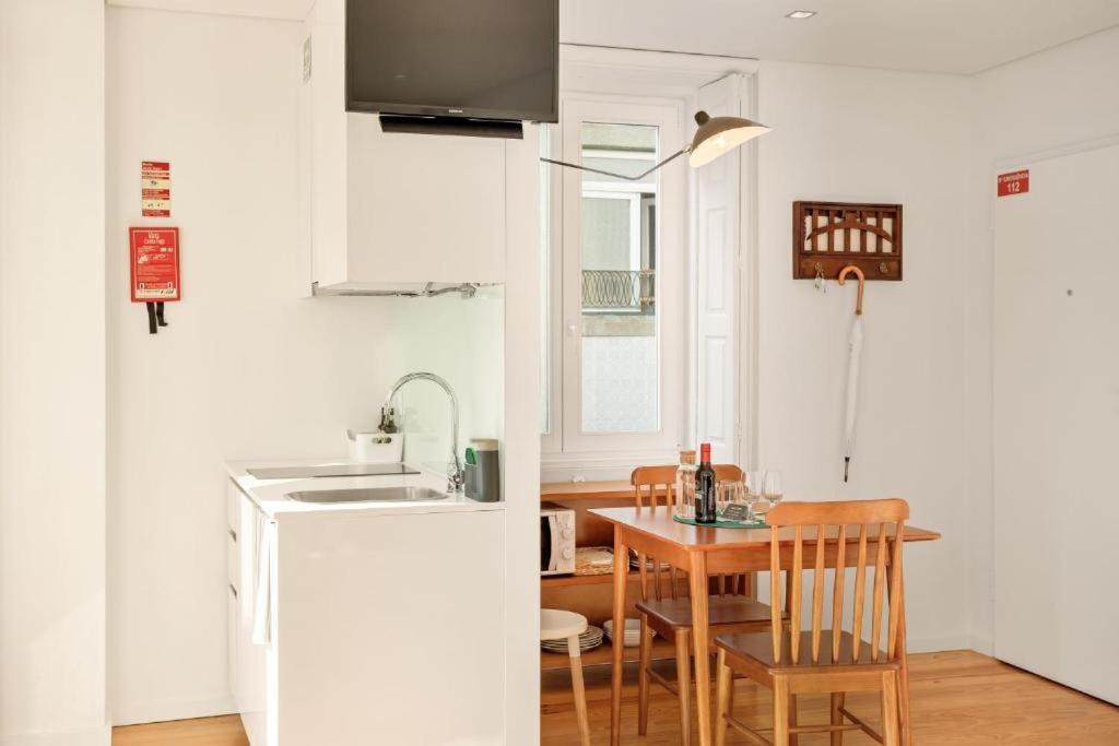 Host Wise - Lovely Shinny Flats With Balcony - Clerigos Apartment