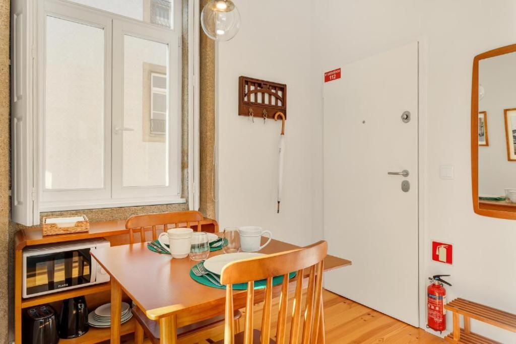 Host Wise - Lovely Shinny Flats With Balcony - Clerigos * Porto